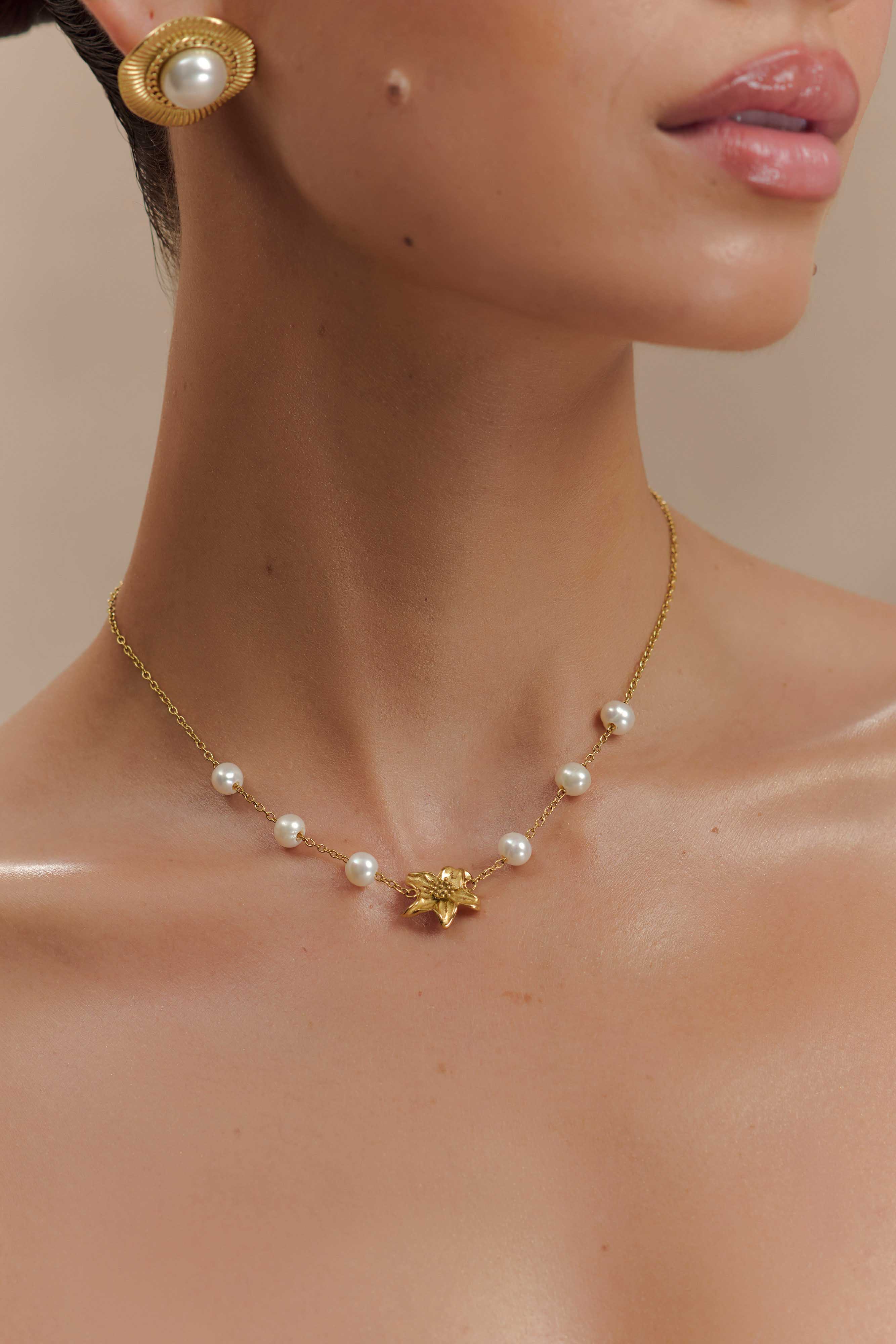 Freshwater Pearl Necklace with Floral Pendant & 18K Gold Plating | EVA