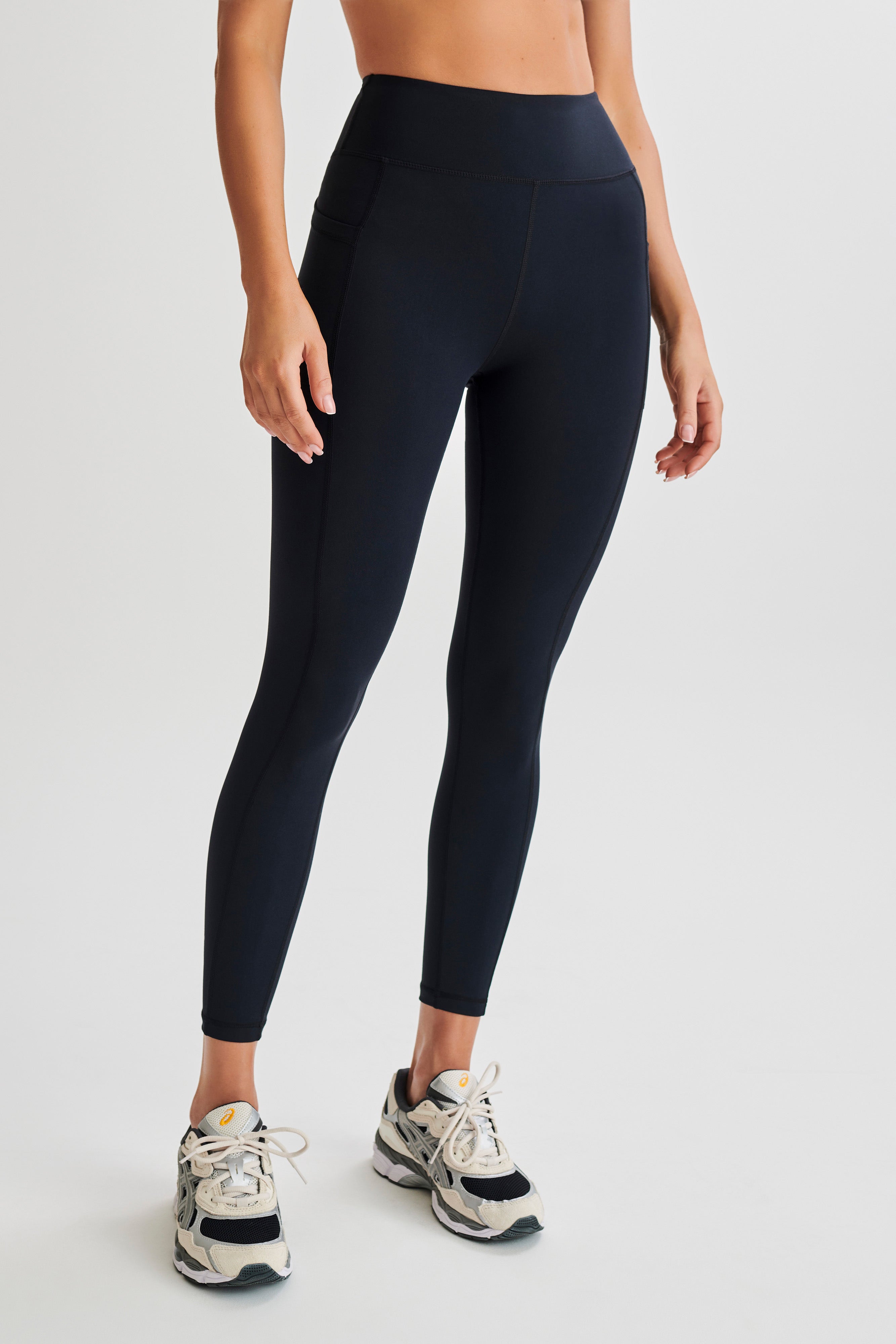 High Rise V Back Leggings with Pockets - Black | MESHKI